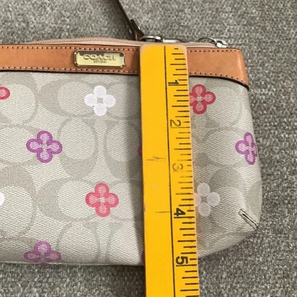 COACH Peyton Signature Clover Medium Wristlet. L - Picture 4 of 5